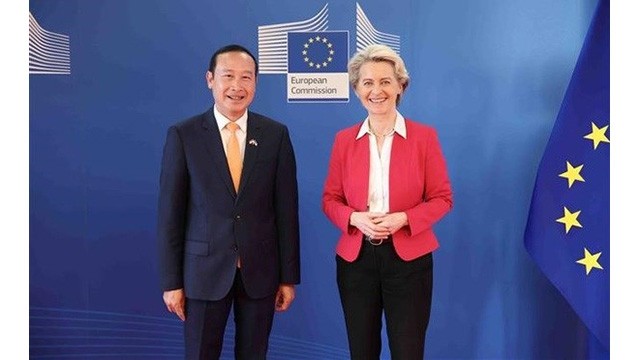 L'ambassadeur Nguyên Van Thao, représentant en chef de la mission du Vietnam auprès de l'UE et la présidente de la CE, Ursula Von der Leyen. Photo : VNA.