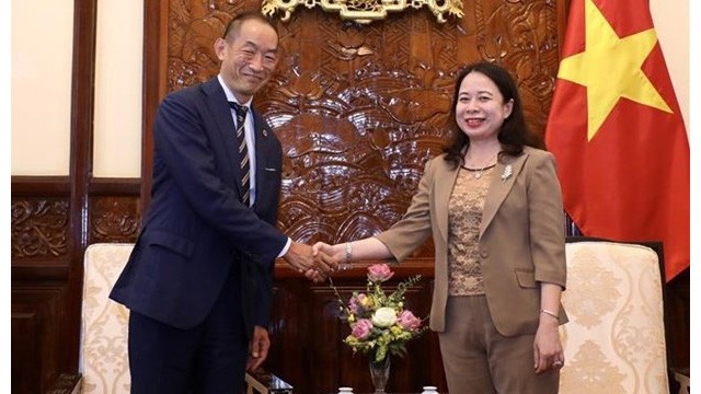 La Vice-Présidente Nguyên Thi Anh Xuân reçoit jeudi matin le docteur Takeshi Kasai, directeur régional de l'OMS pour le Pacifique occidental. Photo : VNA.