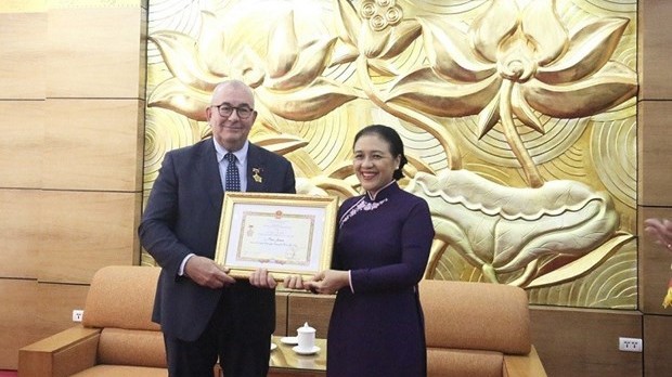 La présidente de la VUFO, Nguyên Phuong Nga (à droite) remet l’insigne « Pour la paix et l’amitié entre les nations » à l’ambassadeur de Belgique au Vietnam, Paul Jansen. Photo : VNA.