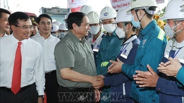 Le Premier ministre Pham Minh Chinh et des responsables, des ingénieurs et des travailleurs de la centrale thermique de Sông Hâu 1. Photo : VNA.