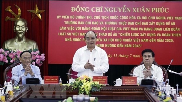 Le Président du Vietnam, Nguyên Xuân Phuc (debout), lors de la séance de travail à Hanoi, le 15 juillet. Photo : VNA.