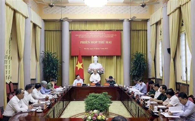 Le Président vietnamien, Nguyên Xuân Phuc (debout), lors de la réunion. Photo : VNA.