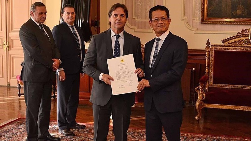 L’ambassadeur du Vietnam en Argentine et en Uruguay, Duong Quôc Thanh, présente les lettres de créance au président uruguayen Luis Lacalle Pou. Photo: baoquocte.vn