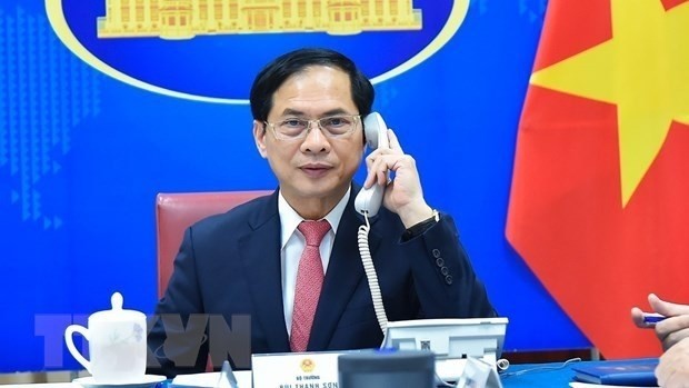 Le ministre des Affaires étrangères, Bùi Thanh Son, lors de son entretien téléphonique avec son homologue tchèque, Jan Lipavsky. Photo : VNA.