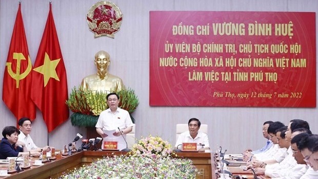 Le président de l'Assemblée nationale Vuong Dinh Huê (debout). Photo: VNA