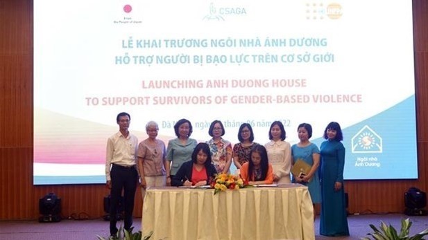 Lors de la cérémonie d’inauguration de la Maison Anh Duong pour soutenir les victimes de la violence sexiste. Photo : VNA.