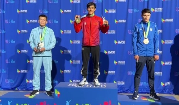 Le boxeur Nguyên Trân Duy Nhât (au centre) sur la plus haute marche du podium aux Jeux mondiaux 2022. Photo : BTC