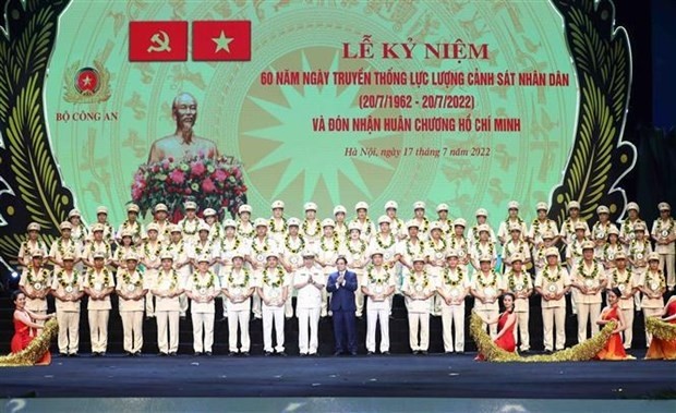 Le Premier ministre Pham Minh Chinh et les policiers mis à l'honneur lors de la cérémonie à Hanoi, le 17 juillet. Photo : VNA.