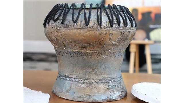 Modèle de tambour de bronze de Dông Son à l'exposition “The World of Sky Discs”. Photo : VNA.  