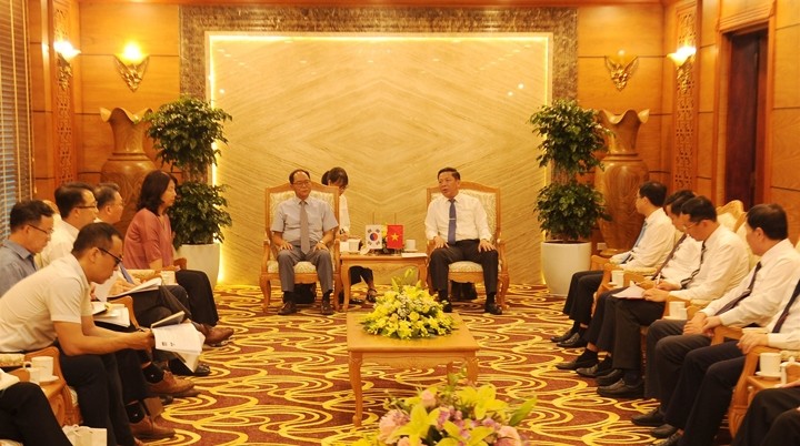 Le secrétaire du Comité provincial du Parti de Cao Bang, Trân Hông Minh, reçoit l’ambassadeur de République de Corée au Vietnam, Park Noh-wan. Photo : baocaobang.