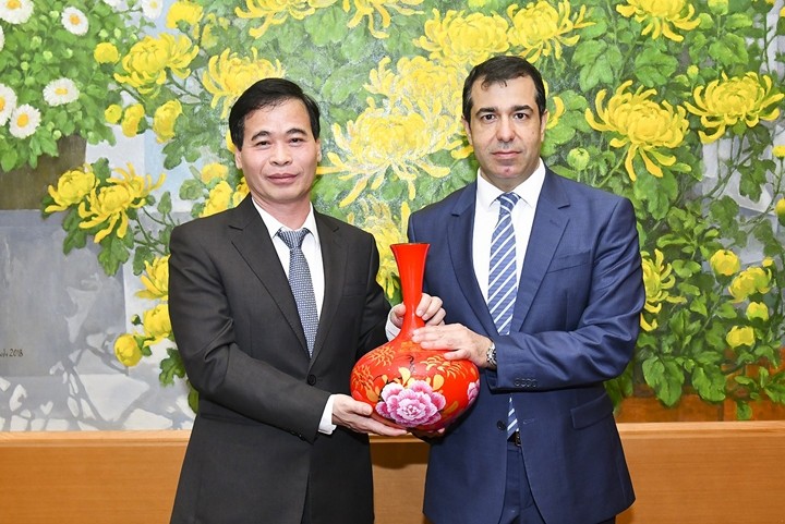 Le président du Groupe parlementaire d’Amitié Vietnam – Azerbaïdjan et l’ambassadeur azerbaïdjanais, Anar Imanov. Photo : Thoidai.