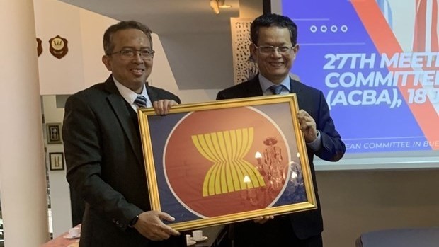 L’ambassadeur de Malaisie en Argentine, Nur Azman Abdul Rahim (à gauche), remet le rôle de présidence tournante de l'ASEAN à son homologue vietnamien Duong Quoc Thanh. Photo: VNA