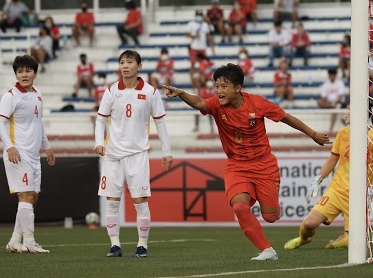 L'équipe vietnamienne (maillon blanc) a perdu 3-4 contre le Myanmar. Photo: VNA
