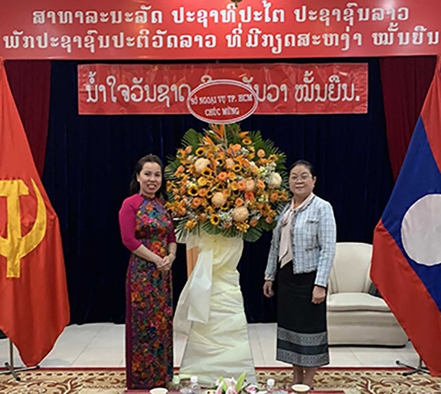 La directrice adjointe du Service des Affaires étrangères de Hô Chi Minh-Ville, Pham Trân Thanh Thao (à gauche) et la consule générale du Laos à Hô Chi Minh-Ville, Phimpha Keomixay (à droite). Photo : Journal Thoi Dai. 