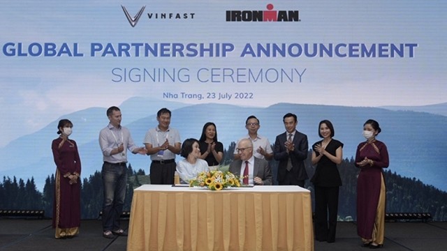 Des responsables de VinFast et Ironman lors de la cérémonie de signature à Nha Trang, le 23 juillet. Photo : VNA