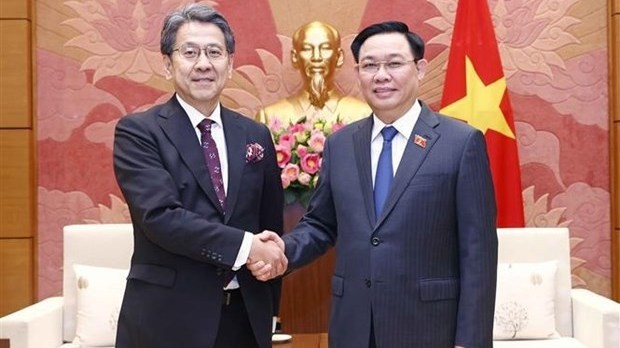 Le Président de l’AN du Vietnam, Vuong Dinh Huê (à droite), et le président du Conseil d’administration de la JBIC, Maeda Tadashi. Photo : VNA.