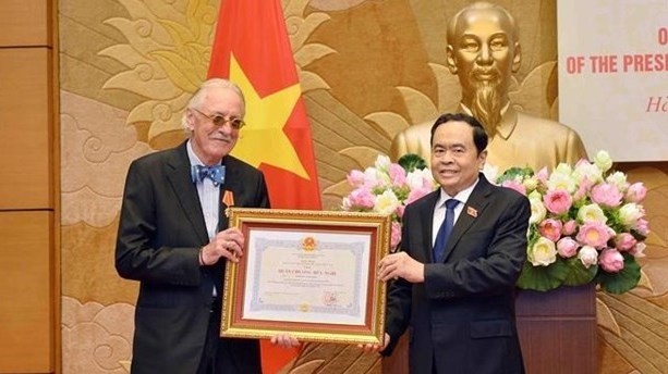 Le vice-président permanent de l’Assemblée nationale du Vietnam, Trân Thanh Mân (à droite), offre l’insigne de l'amitié à Anders Johnson, ancien secrétaire général de l'Union interparlementaire.  Photo : VNA.