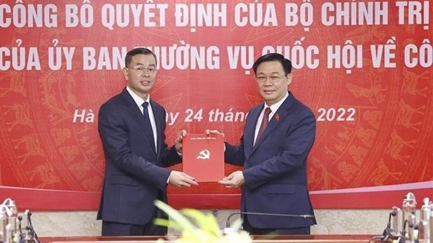 Vuong Dinh Huê (à droite), membre du Bureau politique, président de l’Assemblée nationale, remet la décision du Bureau politique à Ngô Van Tuân. Photo : VNA.  