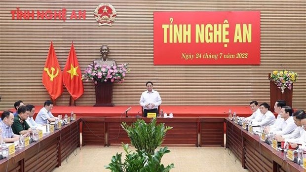 Le PM Pham Minh Chinh (au centre) prend la parole lors de la séance de travail. Photo : VNA.