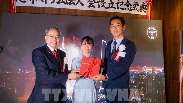Le consul général du Vietnam à la préfecture de Fukuoka et deux présidents de l'Association des entreprises Vietnam-Kyushu. Photo: VNA