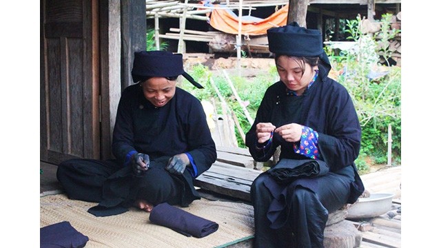 Ayant traversé de nombreux hauts et bas, les Nùng Phàn Slình à Binh Gia conservent toujours les méthodes de fabrication manuelle des costumes traditionnels.