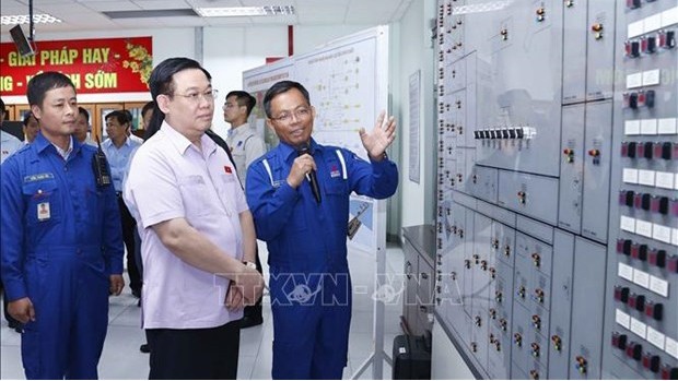 Le Président de l'Assemblée nationale vietnamienne, Vuong Dinh Huê, à la Compagnie par actions de la raffinerie et de la pétrochimie Binh Son (BSR). Photo : VNA.