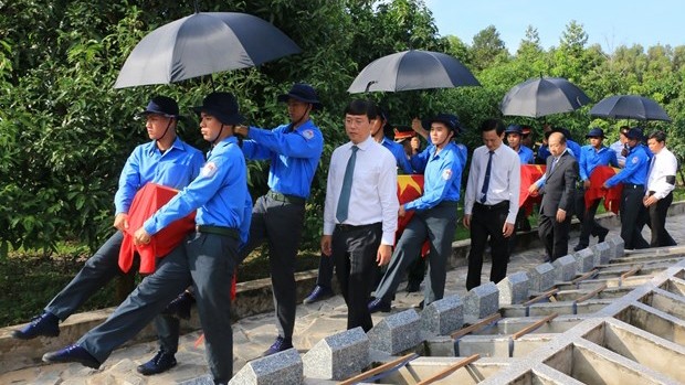 Cérémonie de commémoration et d'inhumation de 255 restes de soldats vietnamiens au cimetière des morts pour la Patrie du district de Tam Nông. Photo : VNA.