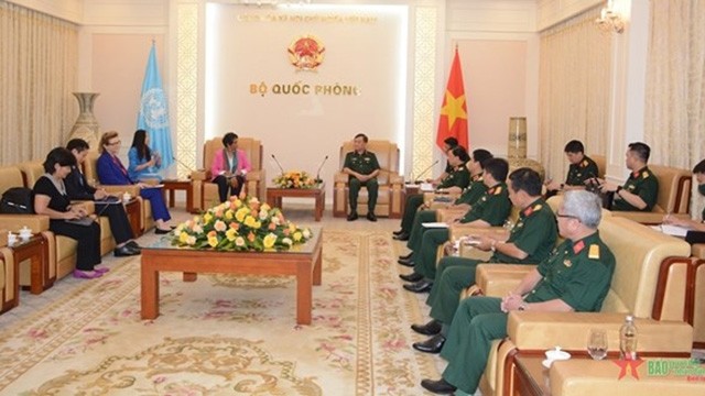 Le général de corps d’armée Hoang Xuân Chiên, vice-ministre de la Défense (à droite) reçoit Kanni Wignaraja, assistante de secrétaire général de l’ONU et directrice du Bureau régional du Programme des Nations Unies pour le développement (PNUD) pour l’Asie et le Pacifique. Photo: qdnd.vn