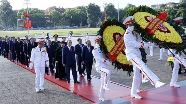 Le délégation de dirigeants rend hommage aux Héros morts pour la Patrie. Photo : VNA.