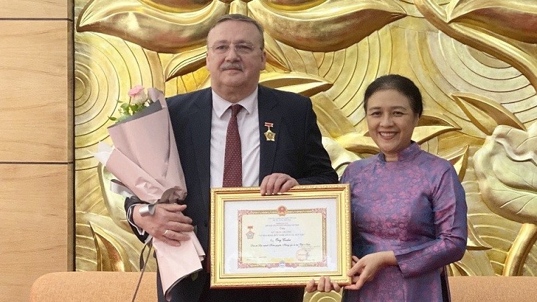 L’ambassadeur hongrois au Vietnam, Ory Csaba, lors de la cérémonie de remise de la médaille « Pour la paix et l'amitié entre les peuples », le 28 juillet à Hanoï. Photo : baoquocte.vn.