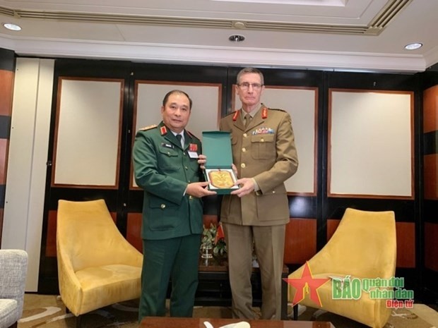Le général de division Phùng Si Tân (à gauche) et le général Angus J. Campbell, chef des forces de défense australiennes. Photo : qdnd.vn