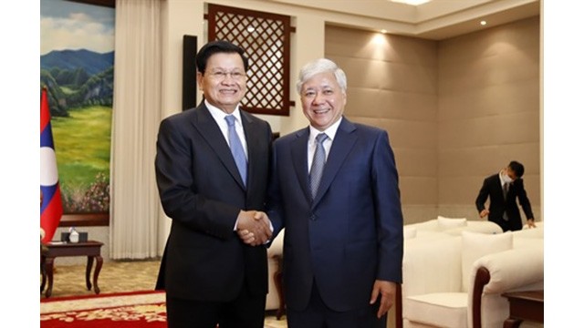 Le Secrétaire général du PPRL et président du Laos, Thongloun Sisoulith (à gauche), reçoit le président du FPV, Dô Van Chiên. Photo : VNA.