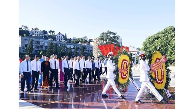 Le Président Nguyên Xuân Phuc rend hommage aux héros et aux martyrs de Quang Ninh. Photo : VNA.