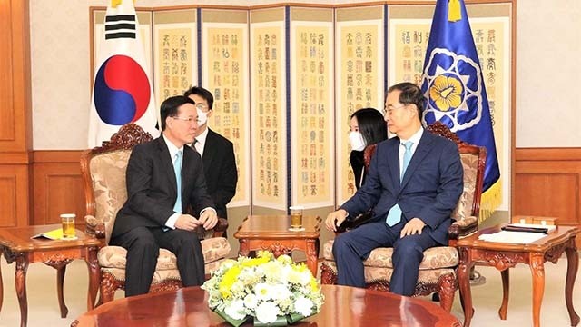 Le membre du Bureau politique et Permanent du Secrétariat du Comité central du PCV, Vo Van Thuong (à gauche), et  le Premier ministre de la République de Corée, Han Duck-soo. Photo : VNA.