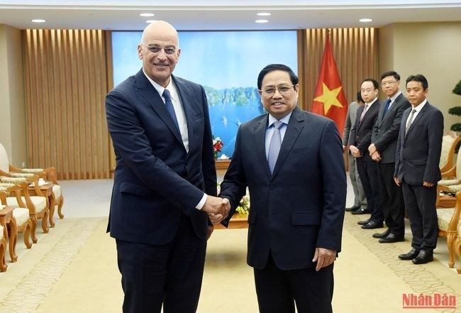 Le Premier ministre vietnamien, Pham Minh Chinh (à droite), et e ministre des Affaires étrangères grec, Nikolaos Dendias. Photo : Trân Hai/NDEL.