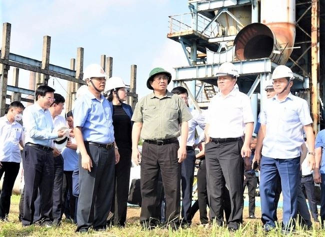 Le PM Pham Minh Chinh (au centre) travaille avec la société de fer et d’acier de Thai Nguyên. Photo : Trân Hai/NDEL.