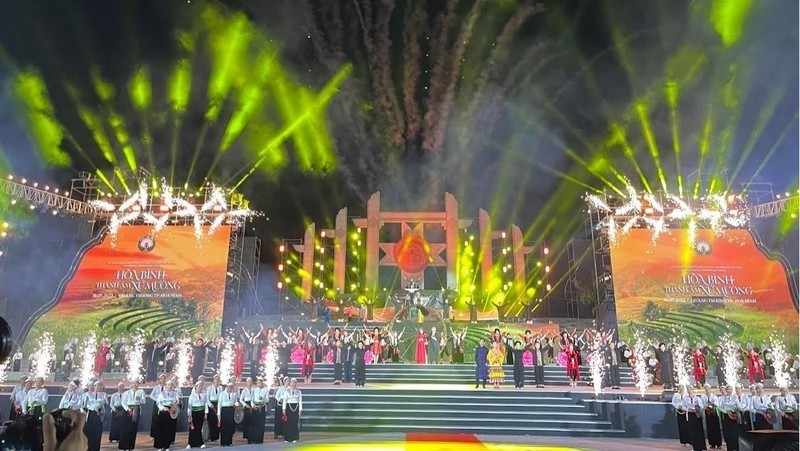 La cérémonie d’ouverture du programme artistique « Le son de Muong et le Carnaval de Hoa Binh 2022 ». Photo: NDEL