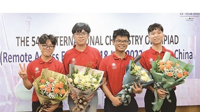 Olympiades internationales junior des sciences : des élèves de Hanoï  remportent six médailles