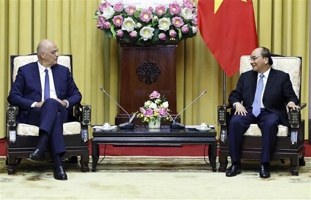 Le Président du Vietnam, Nguyên Xuân Phuc (à droite), et le ministre grec des Affaires étrangères, Nikolaos Dendias en visite officielle au Vietnam. Photo : VNA.