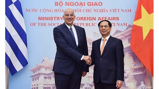 Le ministre vietnamien des Affaires étrangères, Bùi Thanh Son (à droite), et son homologue grec, Nikolaos Dendias. Photo : VNA.