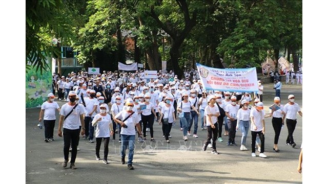 Plus de 5 000 personnes participent dimanche 31 juillet à une marche pour les victimes de l’agent orange/dioxine. Photo : VNA.