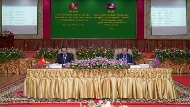 Lâm Minh Thành, président de la province de Kiên Giang, et le gouverneur de Kampot, Mao Thunin, coprésident cette conférence. Photo: VNA