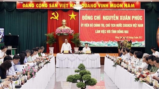 Le Président du Vietnam, Nguyên Xuân Phuc (debout), s’exprime lors de la séance de travail avec les autorités de Dông Nai. Photo : VNA.