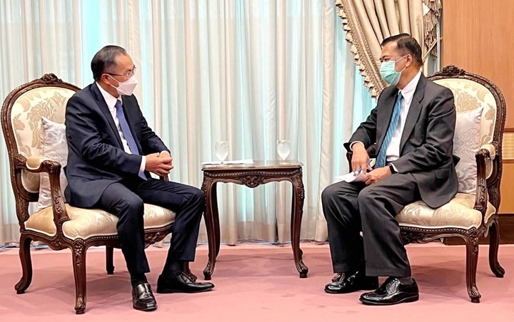 Le vice-ministre thaïlandais des Affaires étrangères, Vijavat Isarabhakdi, et l’ambassadeur vietnamien, Phan Chi Thành. Photo : baoquocte.