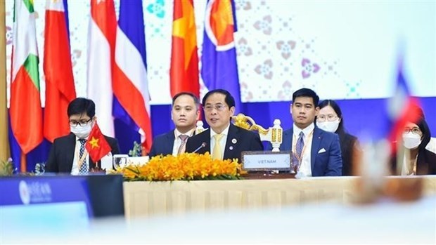 Le ministre vietnamien des Affaires étrangères, Bùi Thanh Son à la 55e réunion des ministres des Affaires étrangères de l'ASEAN (AMM-55) et des conférences connexes. Photo : VNA