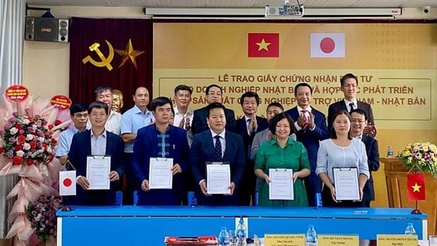 Cérémonie de signature du protocole d’accord de coopération entre Onaga, IDS et des entreprises vietnamiennes. Photo : congthuong.vn