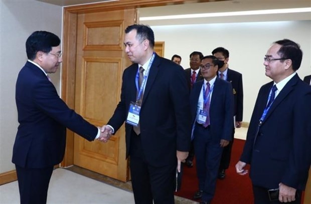 Le Vice-Premier ministre permanent du Vietnam, Pham Binh Minh (à gauche), et des délégués. Photo : VNA.