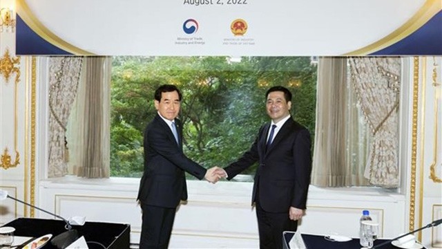 Le ministre vietnamien de l’Industrie et du Commerce Nguyên Hông Diên (à droite) et le ministre sud-coréen du Commerce, de l’Industrie et de l’Énergie Lee Chang-yang, à Séoul, le 2 août. Photo : VNA.