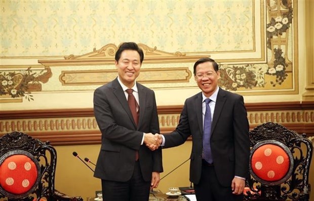 Le président du Comité populaire de Hô Chi Minh-Ville, Phan Van Mai (à droite), et le maire de la ville de Séoul, Oh Se-Hoon. Photo : VNA.