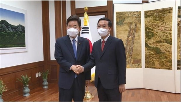 Vo Van Thuong, Permanent du Secrétariat du Parti (à droite), et le Président de l’Assemblée nationale sud-coréenne, Kim Jin-pyo. Photo : VNA.